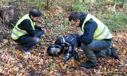 Ersthelfer müssen zunächst das Bewusstsein des Verletzten kontrollieren.
