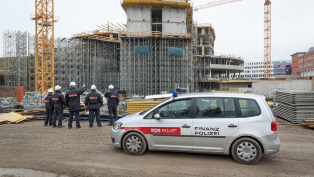 Die Finanzpolizei führte österreichweit mehrere Razzien am Bau durch. Die Ergebnisse geben einen ...