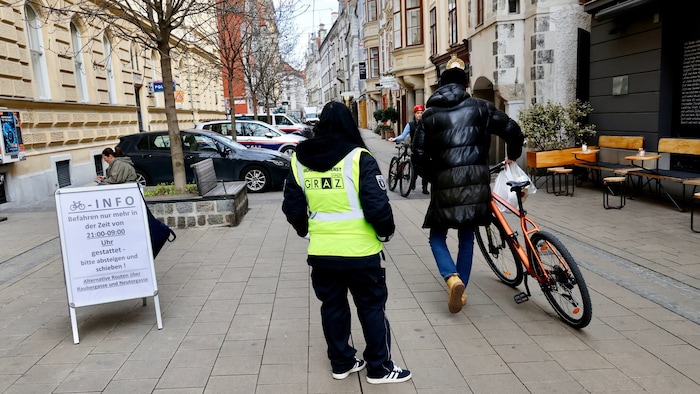 Die Ordnungswache weist Radfahrer auf das Verbot hin: Manche steigen wiederwillig ab, andere ...