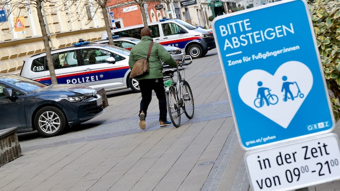 Neue Verkehrsschilder stehen seit 2. April auf beiden Seiten der Schmiedgasse...