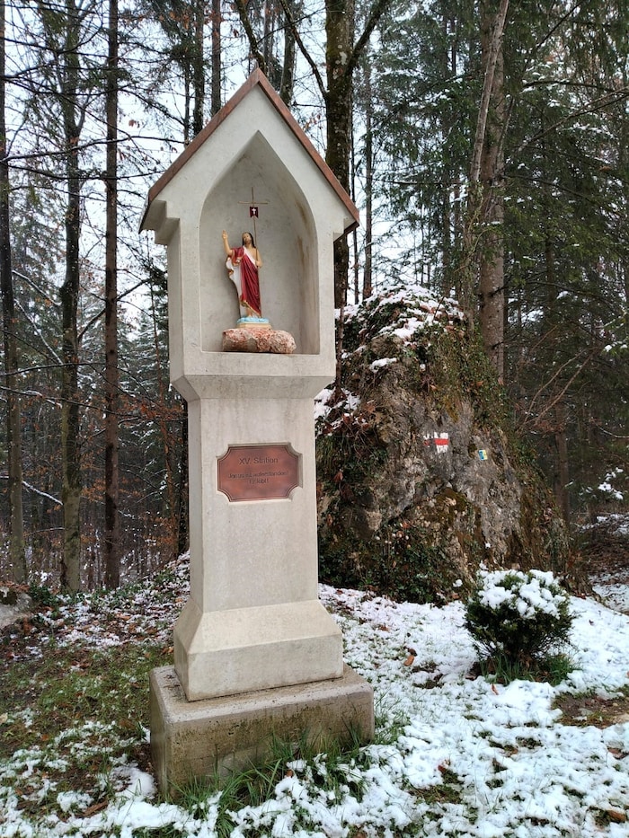 Wir folgen einem Abschnitt des Kreuzwegs.