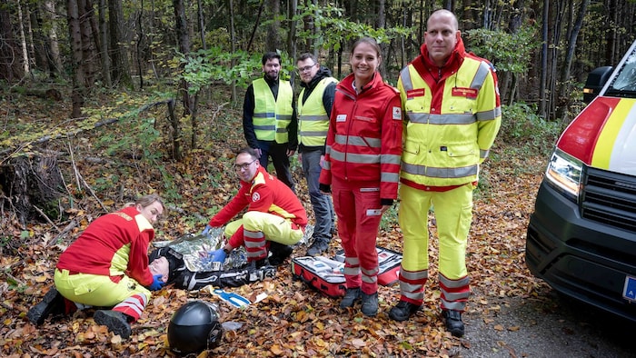 Rotes Kreuz und Samariterbund erklären, was Ersthelfer bei einem Motorradunfall zu beachten ...