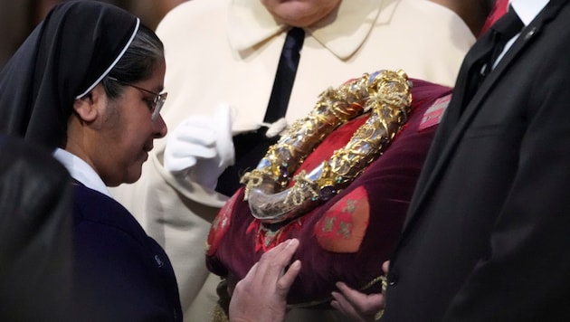 Die Heilige Dornenkrone wird in der Kathedrale Notre Dame in Paris aufbewahrt.