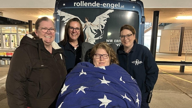 Ines (34, Mitte in Sternendecke) mit Mama Martina (li.) und zwei ehrenamtlichen Helferinnen der ...