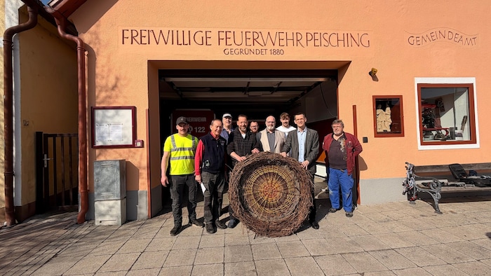 Neunkirchens Bürgermeister Peter Teix (2.v.r.) und Gemeinderat Thomas Steuer (4.v.r.) spendeten ...