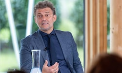 Intendant Jonas Kaufmann bei der Präsentation in Erl.