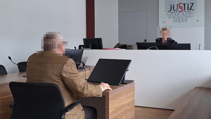 Mit einer Schneeschaufel soll der Angeklagte auf die Nichte losgegangen sein.