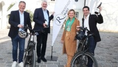 Stellten die neue Radroute vor: P. Hierner (Neusiedler See Tourismus), die Bürgermeister G. ...