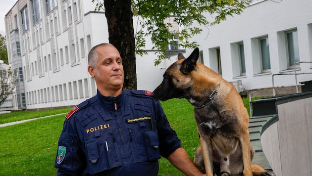 Hundeführer Gernot Schadner mit seinem dreijährigen belgischen Schäfer „Bandit“