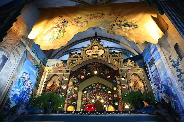 Bemaltes Papier und Glaskugeln werden von hinten beleuchtet, was für tolle Effekte sorgt.