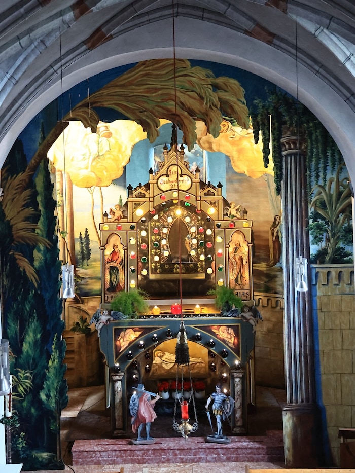 6,70 Meter hoch und ca. fünf Meter breit sind die größten Teile des Heiligen Grabes, das den ...