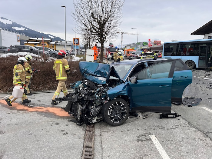 Der Pkw kollidierte frontal mit dem Linienbus. Die Beifahrerin wurde schwer verletzt, drei ...