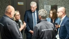 Zwei Mitglieder des Vereins LKGmündbleibt durften beim Rundgang durch die Klinik Gmünd dabei ...