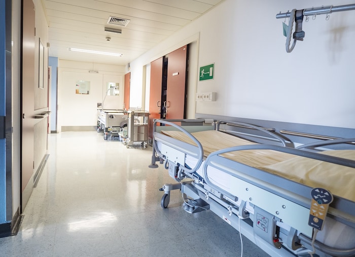 Betten und Rollstühle stehen auf den engen Gängen.