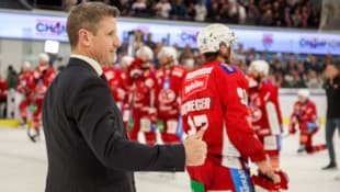 Daumen hoch bei Kirk Furey! Der Kanadier und KAC bleiben vereint.