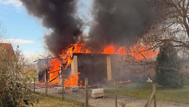 Das Gebäude brannte beim Eintreffen der Feuerwehr lichterloh.