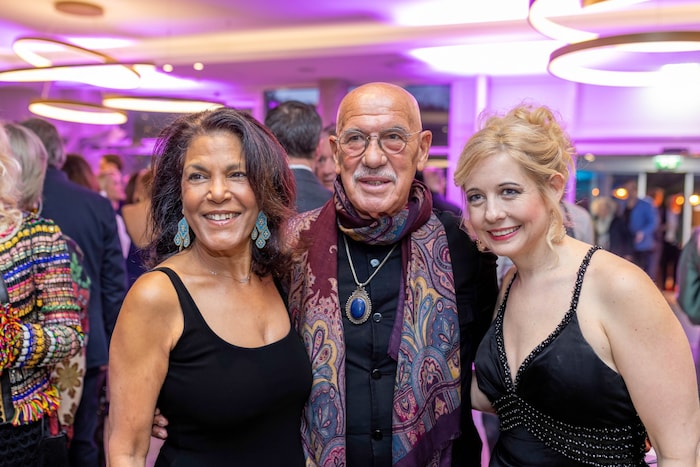 Stammgäste beim Saison-Opening: Shirley und Otto Retzer sowie Sängerin Iva Schell.