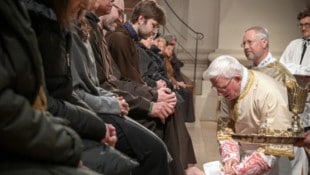 Erzbischof Franz Lackner bei der Fußwaschung