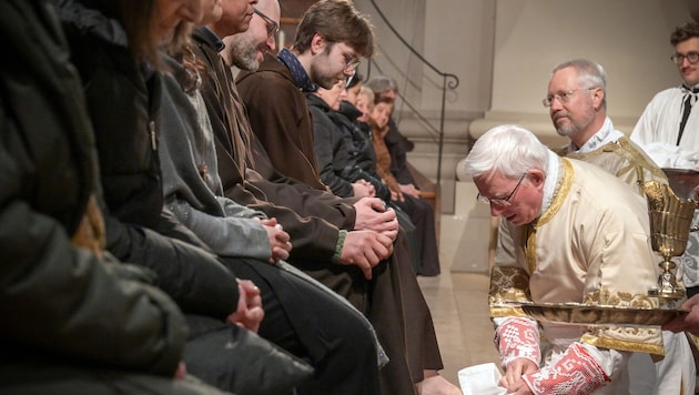 Erzbischof Franz Lackner bei der Fußwaschung