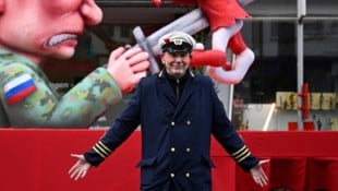 Der deutsche Bildhauer Jacques Tilly ist wegen seiner Putin-Karikaturen in Moskau zu achteinhalb ...