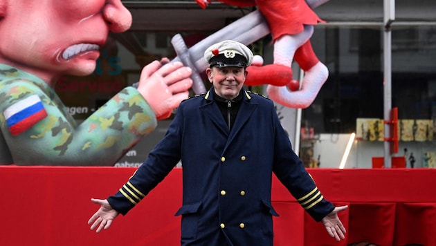 Der deutsche Bildhauer Jacques Tilly ist wegen seiner Putin-Karikaturen in Moskau zu achteinhalb ...