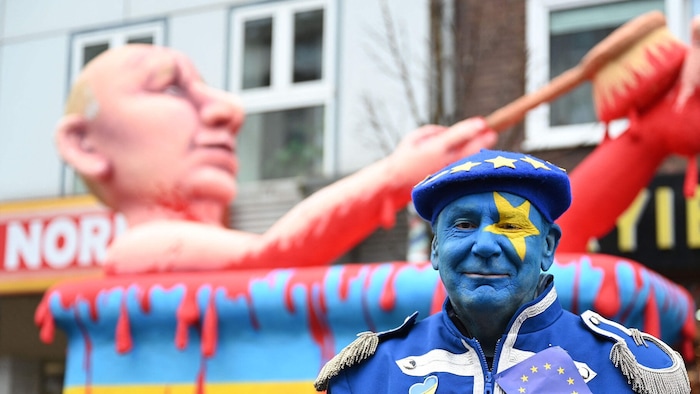 Hier sehen Sie den Künstler mit zwei seiner Karnevalswagen für den Düsseldorfer Rosenmontagszug.
