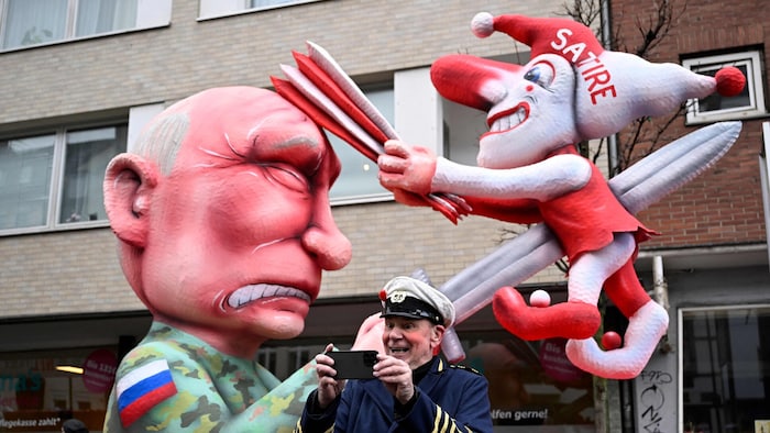 Hier sehen Sie den Bildhauer mit zwei seiner Karnevalswagen für den Düsseldorfer ...