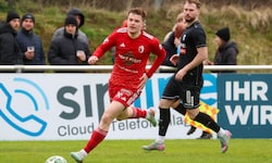 Tor und Assist in St. Johann: Kuchls Lukas Brückler (links)