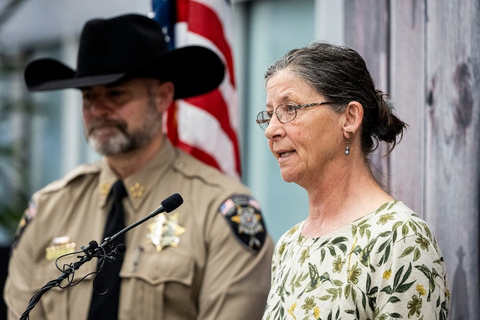Sheriff Mike Smith und Lauras jüngere Schwester Michelle Impala bei der Pressekonferenz, die ...