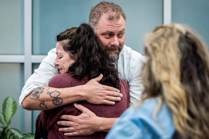 Deputy Jake Hall umarmt Tommi Aime, die jüngste Schwester Lauras