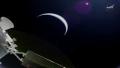 Die Raumkapsel „Orion“ der NASA mit der Erde im Hintergrund