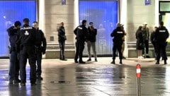 Zahlreiche Beamte waren in der Nacht im Einsatz.  