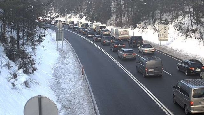 Stau auf der Fernpassstraße nach dem Lermooser Tunnel in Richtung Nassereith.