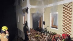 Mit Atemschutz betrat die Feuerwehr das Gebäude. 