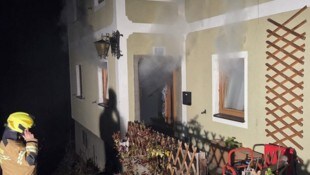 Mit Atemschutz betrat die Feuerwehr das Gebäude. 