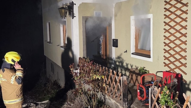 Mit Atemschutz betrat die Feuerwehr das Gebäude.