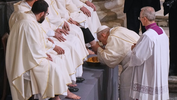 Am Gründonnerstag wusch der Papst zwölf Priestern die Füße.