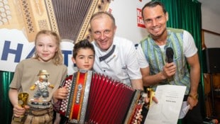 Jungmusikanten mit Moderator Daniel Düsenflitz und Hausherr Reinhard Hartl.