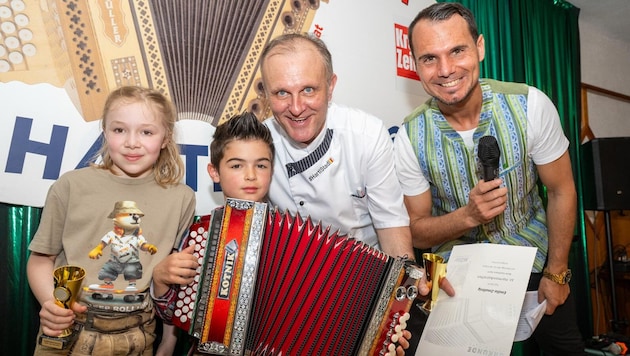 Jungmusikanten mit Moderator Daniel Düsenflitz und Hausherr Reinhard Hartl.