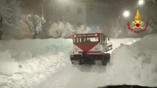 In Mittelitalien kämpfen die Einsatzkräfte mit den Schneemassen.