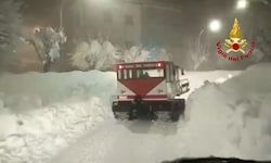 In Mittelitalien kämpfen die Einsatzkräfte mit den Schneemassen.