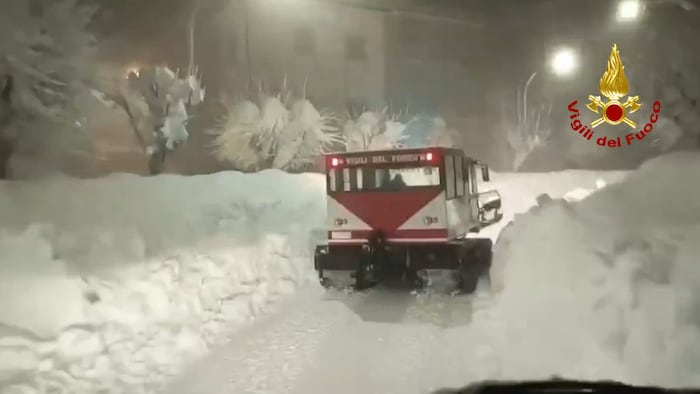 In Mittelitalien kämpfen die Einsatzkräfte mit den Schneemassen.