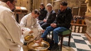 Der Wiener Erzbischof Josef Grünwidl wusch am Gründonnerstag zwölf Menschen die Füße.