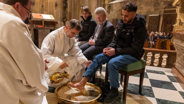 Der Wiener Erzbischof Josef Grünwidl wusch am Gründonnerstag zwölf Menschen die Füße.