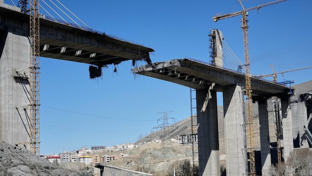 Eine zerstörte Brücke nach einem US-Luftangriff in Teheran