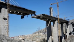 Eine zerstörte Brücke nach einem US-Luftangriff in Teheran