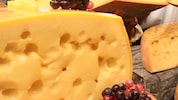 Der Emmentaler Käse hat immer weniger Löcher.