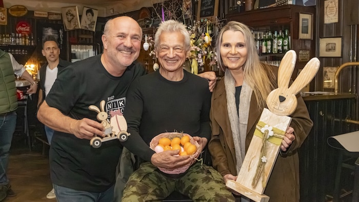 Die glücklichen Gastgeber Niki und Brigitte Neunteufel mit Boris Bukowski.