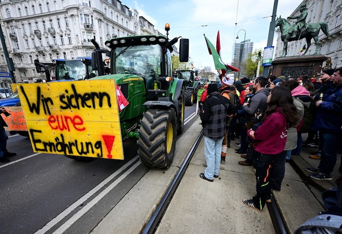 Am Mittwoch protestierten hunderte Bauern mit ihren Traktoren vor dem ...