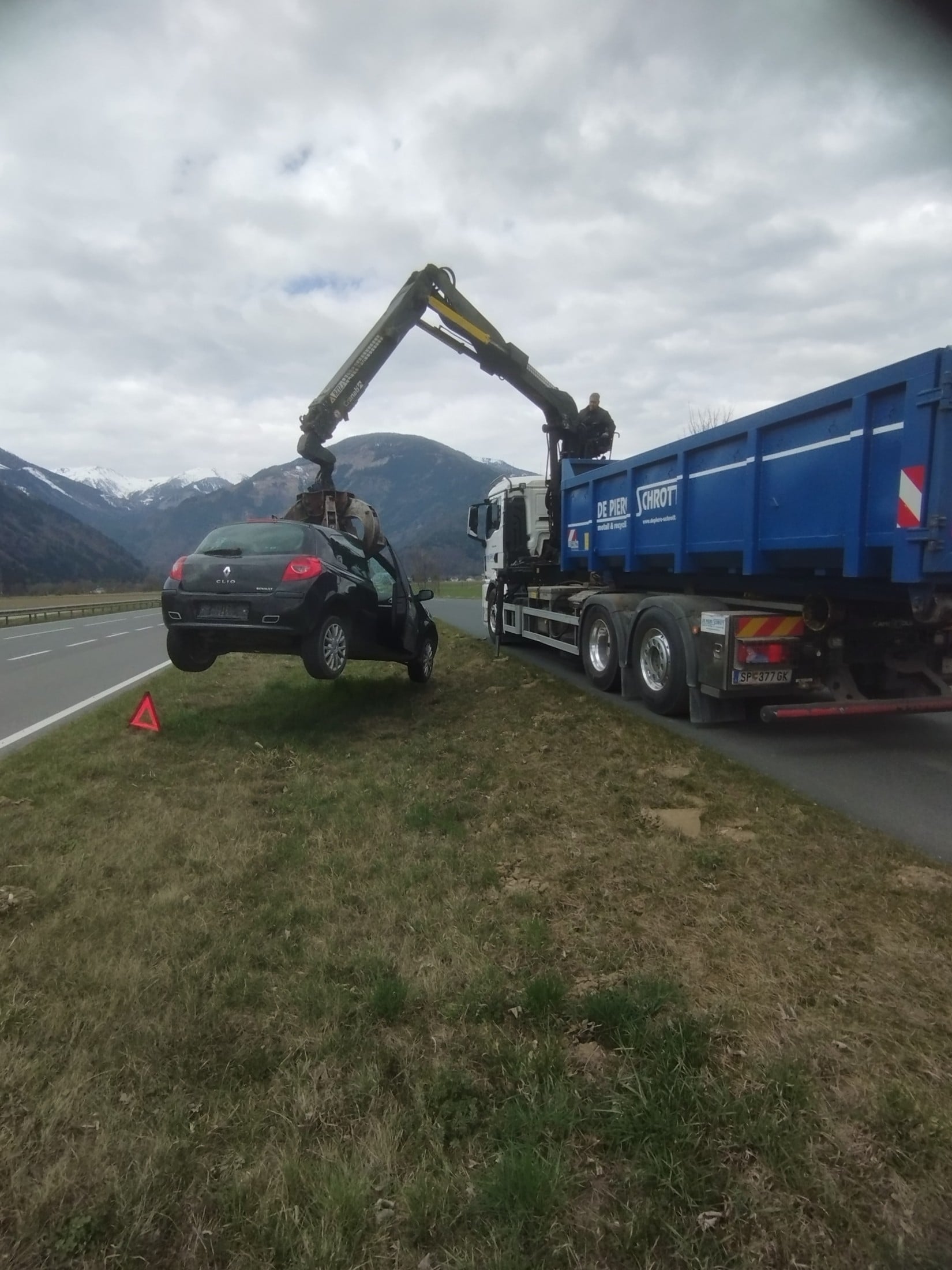 Der Besitzer des Wagens hatte sich gemeledt, das Unternehmen De Piero aus Möllbrücke konnte das ...